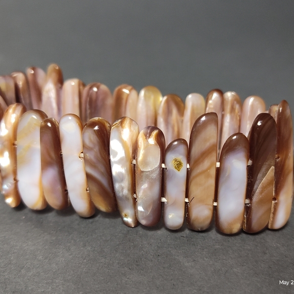 2 Beautiful Shell Stretch Bracelets - Picture 5 of 5